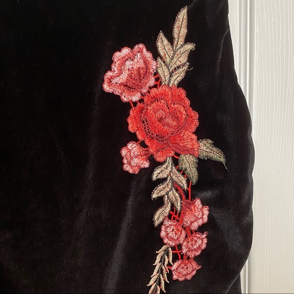 ๐ผ Boohoo floral embroidery velvet skirt - Picture 3 of 4